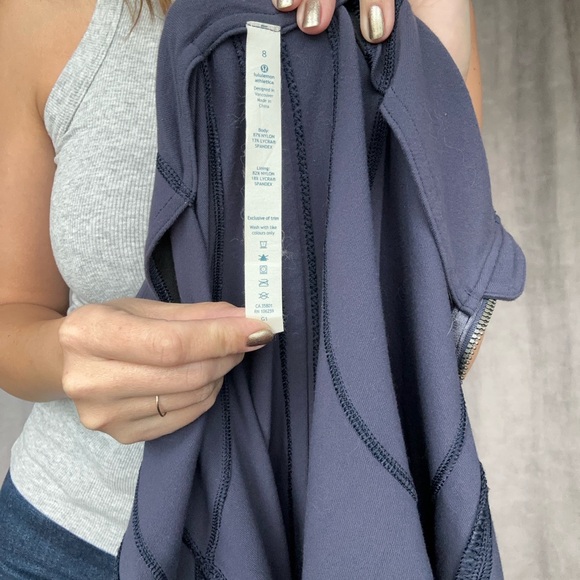 Lululemon Full Zip Athletic Jacket in Navy Blue, Size 8 / Small, Thumb Holes - Picture 4 of 8
